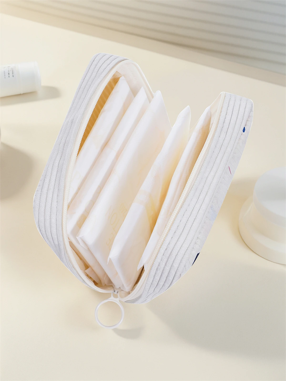 Cartoon dog pattern printed sanitary napkin storage bag, women's lightweight tissue bag, sanitary tissue bag