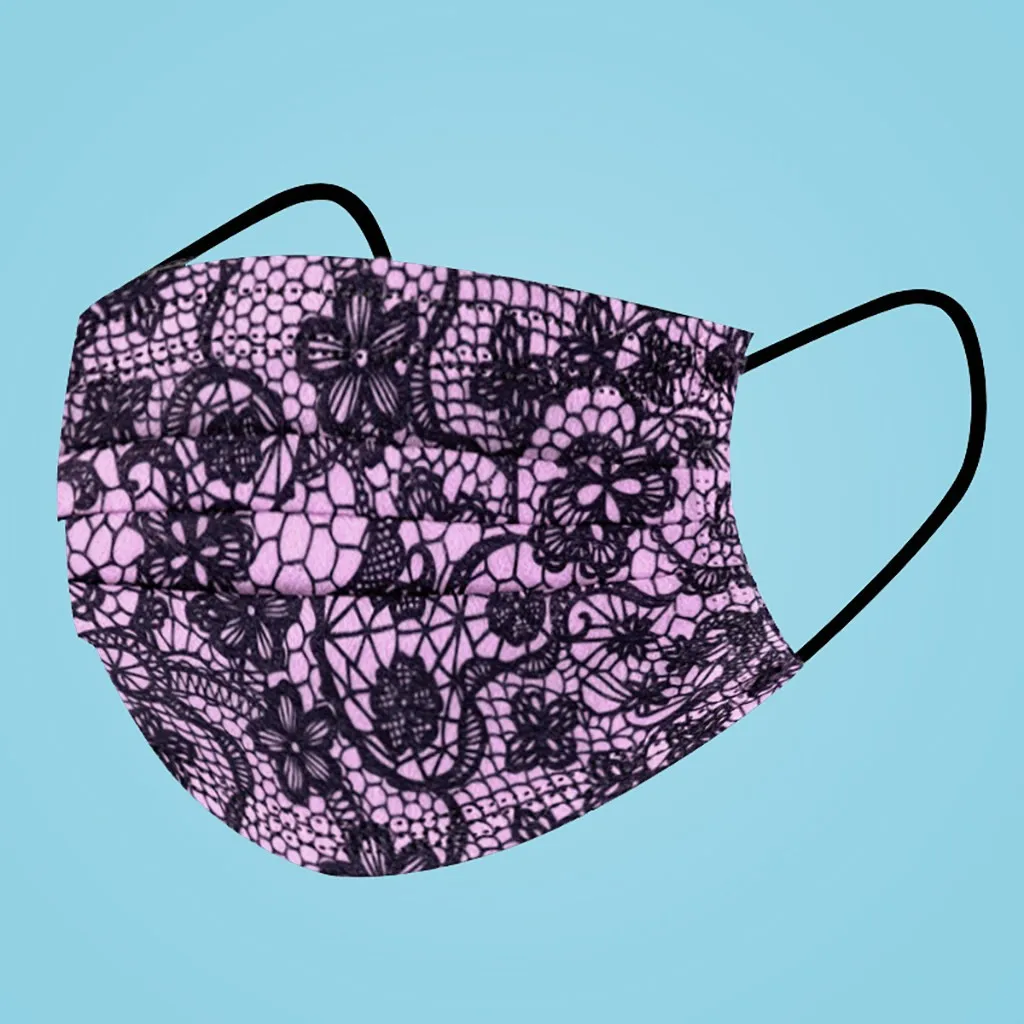 Masques réutilisables en tissu bleu, noir et violet disposés en éventail, protection quotidienne lavable.