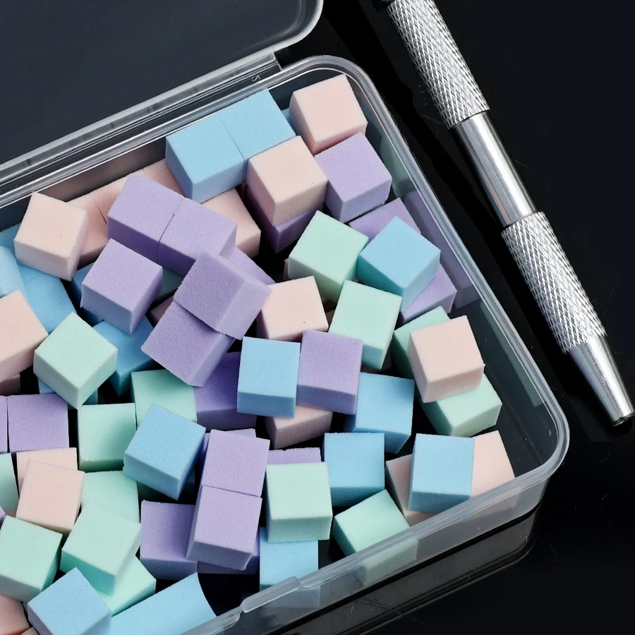 100 Stück Mini-Quadrat-Nagelkunst-Schwämme-Set mit 4-Klauen-Metall-Greifstift für Farbverlaufs-Nageldesigns, Maniküre-Werkzeuge – Detail 8