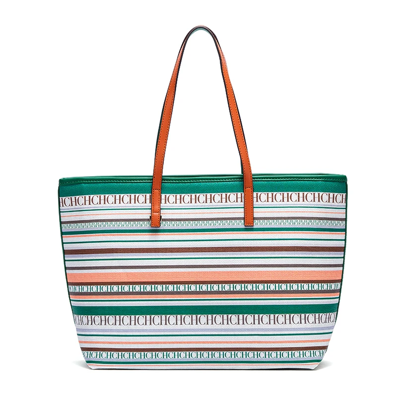 حقائب نسائية من علامة CH التجارية، بتصميم مخطط ملو...