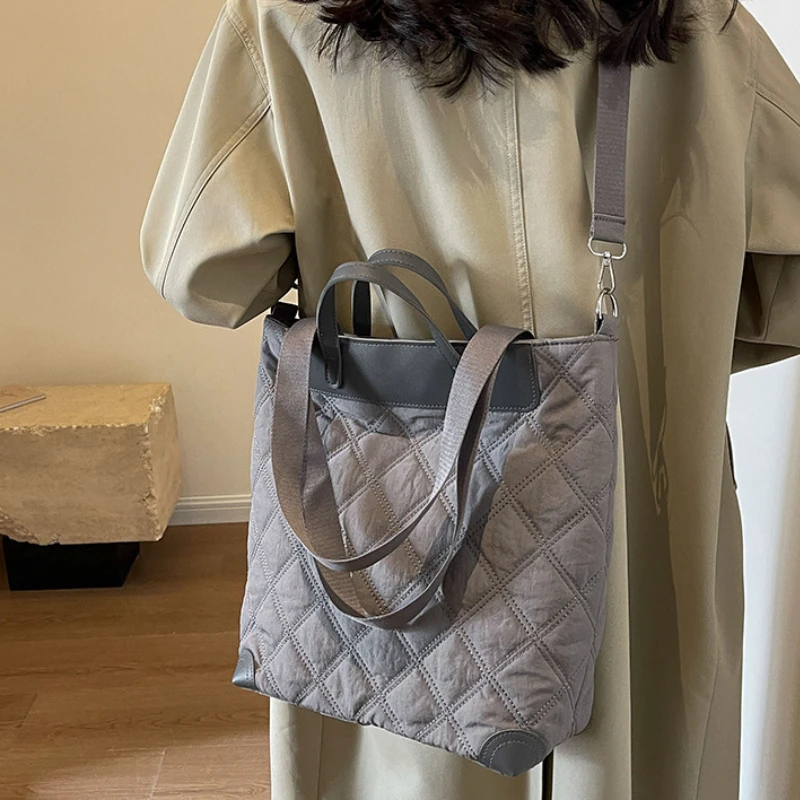 Handbag Autumn and Winter New Commuter Large Capacity Tote Shoulder Bag Casual Fashion Korean Simple Diamond Lattice Solid Color