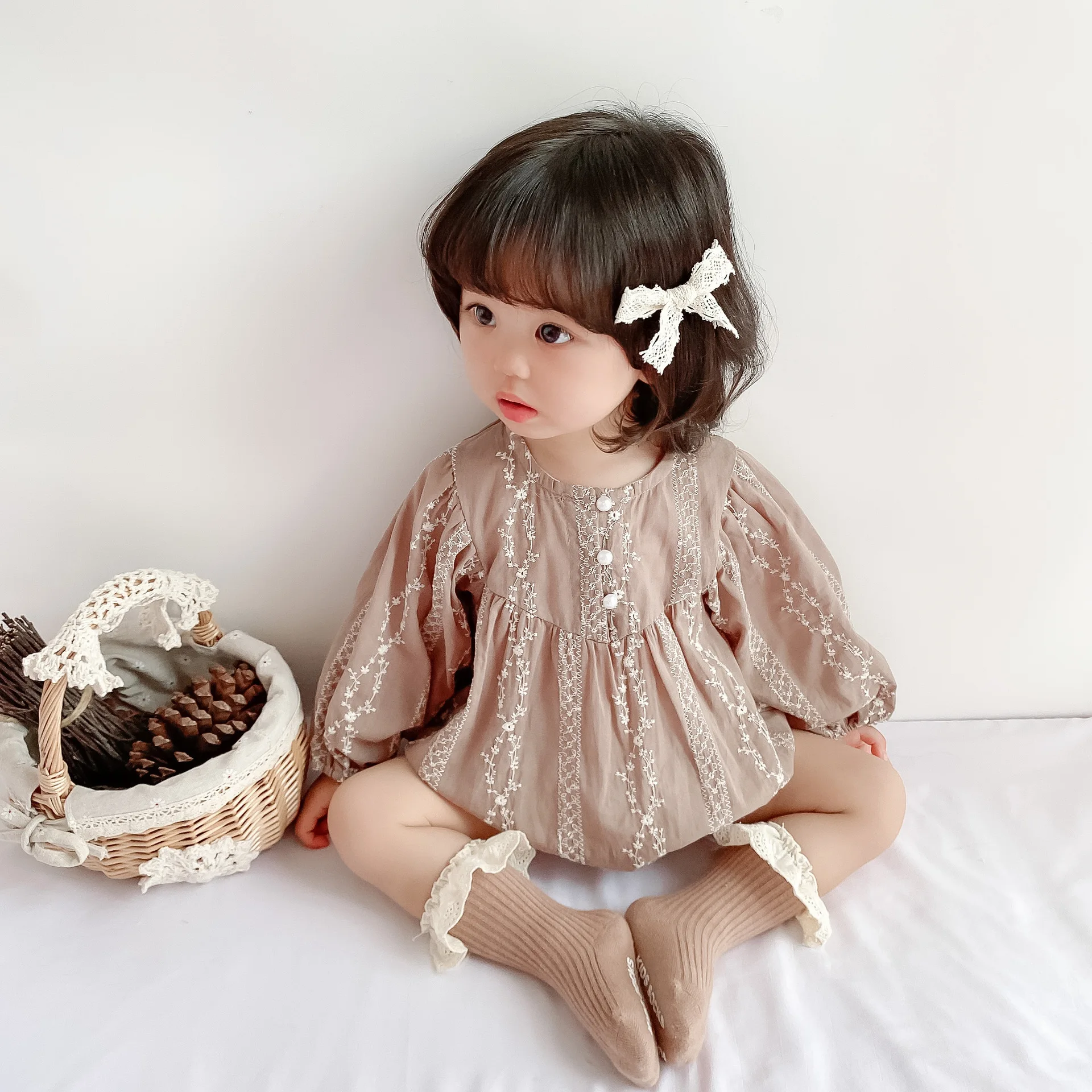 

Baby Long Sleeved Jumpsuit Spring Korean Version Retro Embroidered Newborn Triangle Ha Clothes Female Baby Crawling Clothes