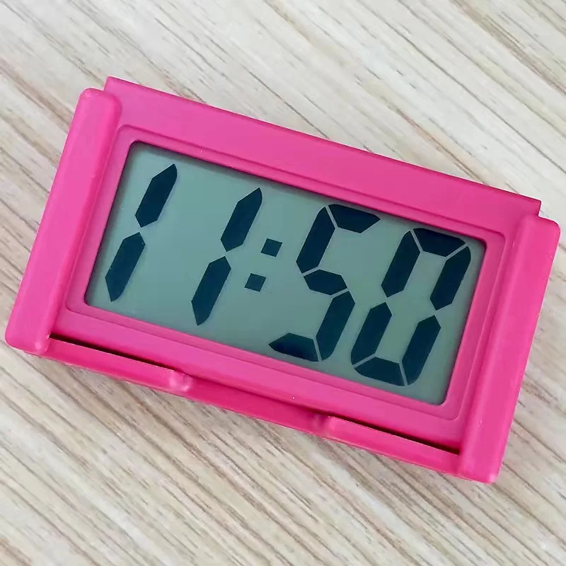 Surakey Mini Auto Uhr, Elektronische Auto Digitaluhr, LCD Digital Clock,  Mini Fahrzeug Armaturenbrett Uhr, Selbstklebend Universelle Autouhr