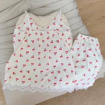 طقم بيجامة نسائي مكون من قطعتين مطبوع عليه الكرز بدون أكمام ملابس نوم مثيرة مع وسادة صدر ملابس للاستلقاء لصيف 2025 ملابس نوم دانتيل 2