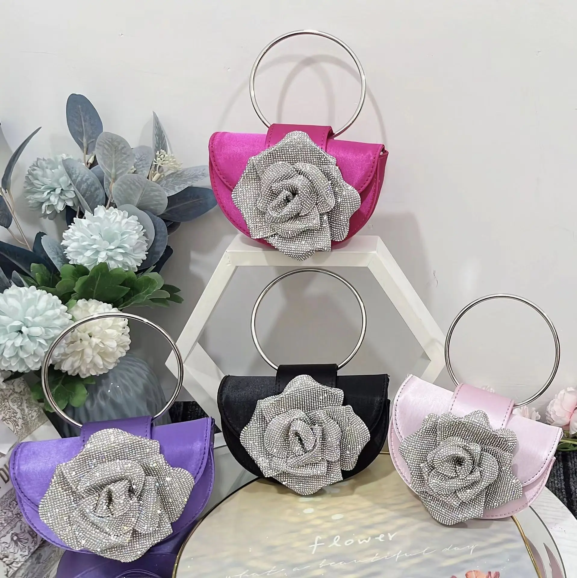 

2024 New Niche Designer Luxury Retro French Fairy Flower Bag Super Flash Rose Diamond Saddle Bag Exquisite Versatile Handbag