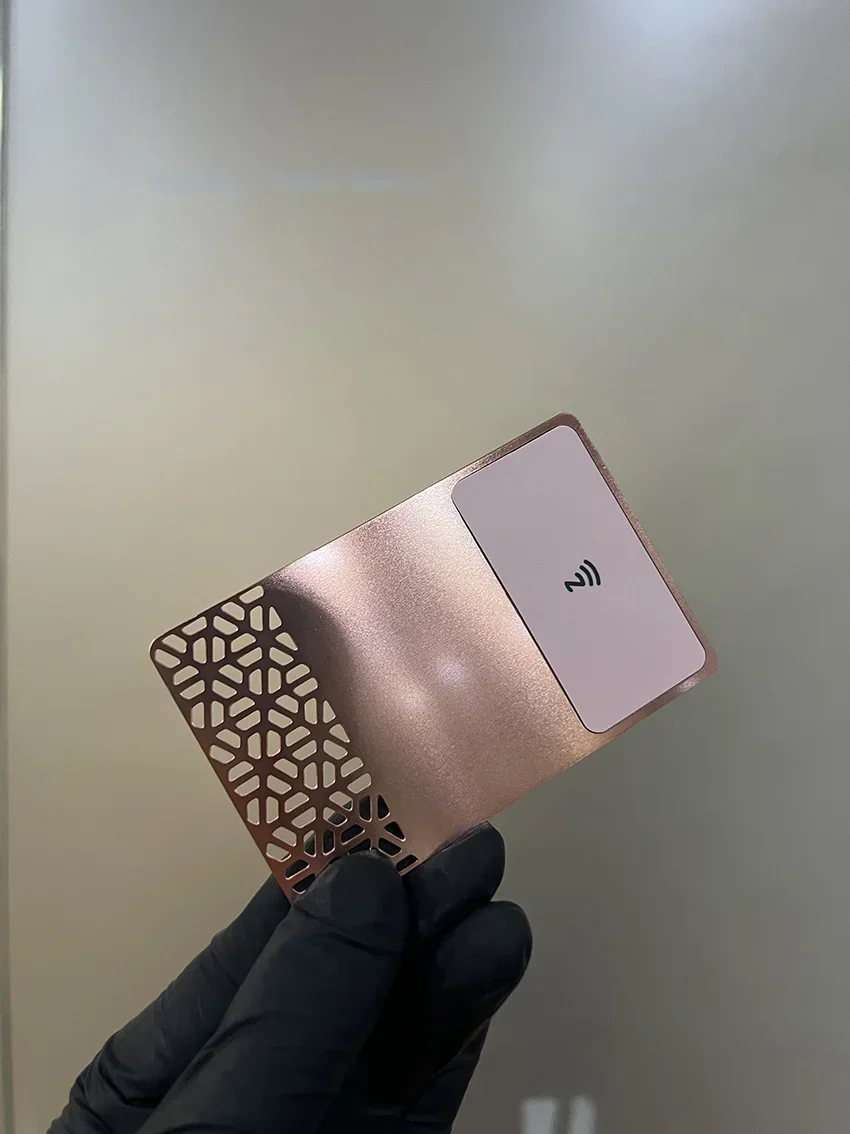 맞춤형 고급 NFC VIP 명함 레이저 각인 스테인리스 스틸 RFID 금도금 ISO 13.56MHz 빈 맞춤형 NFC 신용카드
