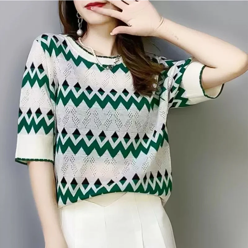 

Футболка женская трикотажная с коротким рукавом и круглым вырезом