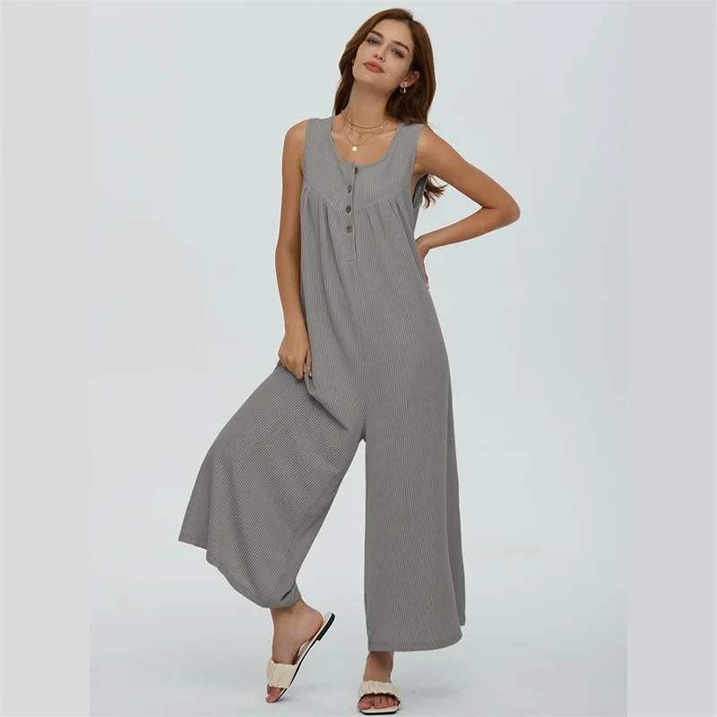 Рисунок 5 - Женский однобортный комбинезон с круглым вырезом