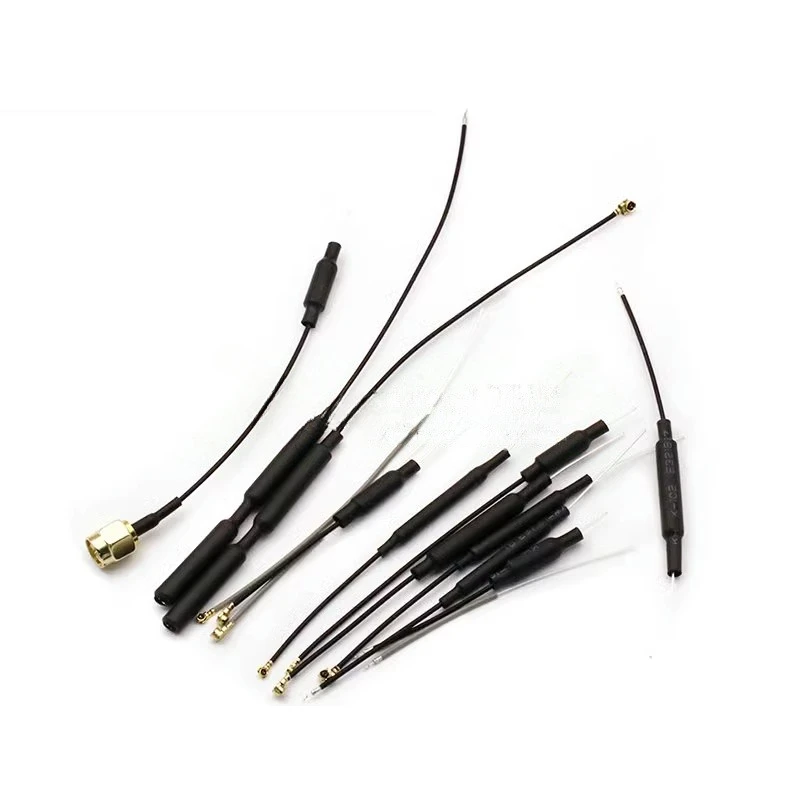 Antennes FPV 2.4G 5.8G pour drone RC présentées en éventail, chaque couleur distincte.