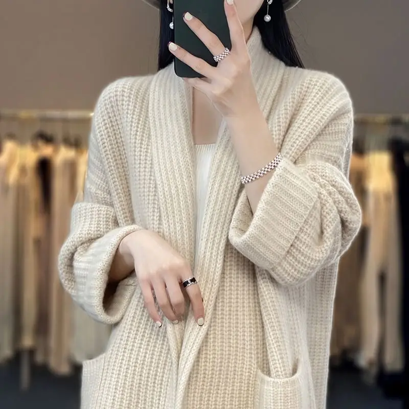 thumbnail image 1 of Suéter de cuello en V medio largo de versión coreana nueva de otoño e invierno, abrigo de mujer, cárdigan de punto de estilo perezoso adelgazante de alta gama, 1 of 4