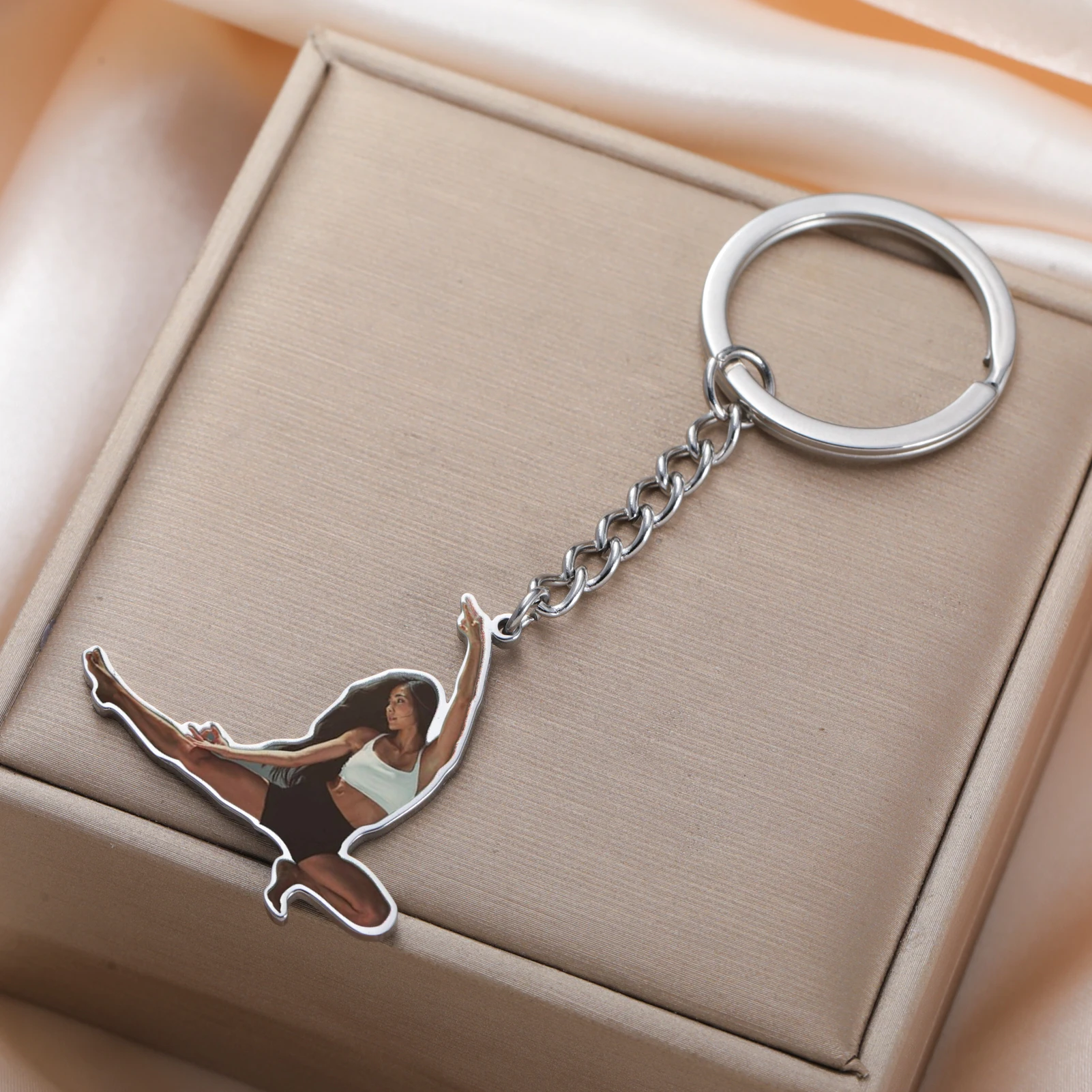 COOLTIME Bunter bedruckter Yoga-Schlüsselanhänger aus Edelstahl, stilvolles Sportzubehör, Unisex-Schmuck für Yoga-Enthusiasten – Detail 4