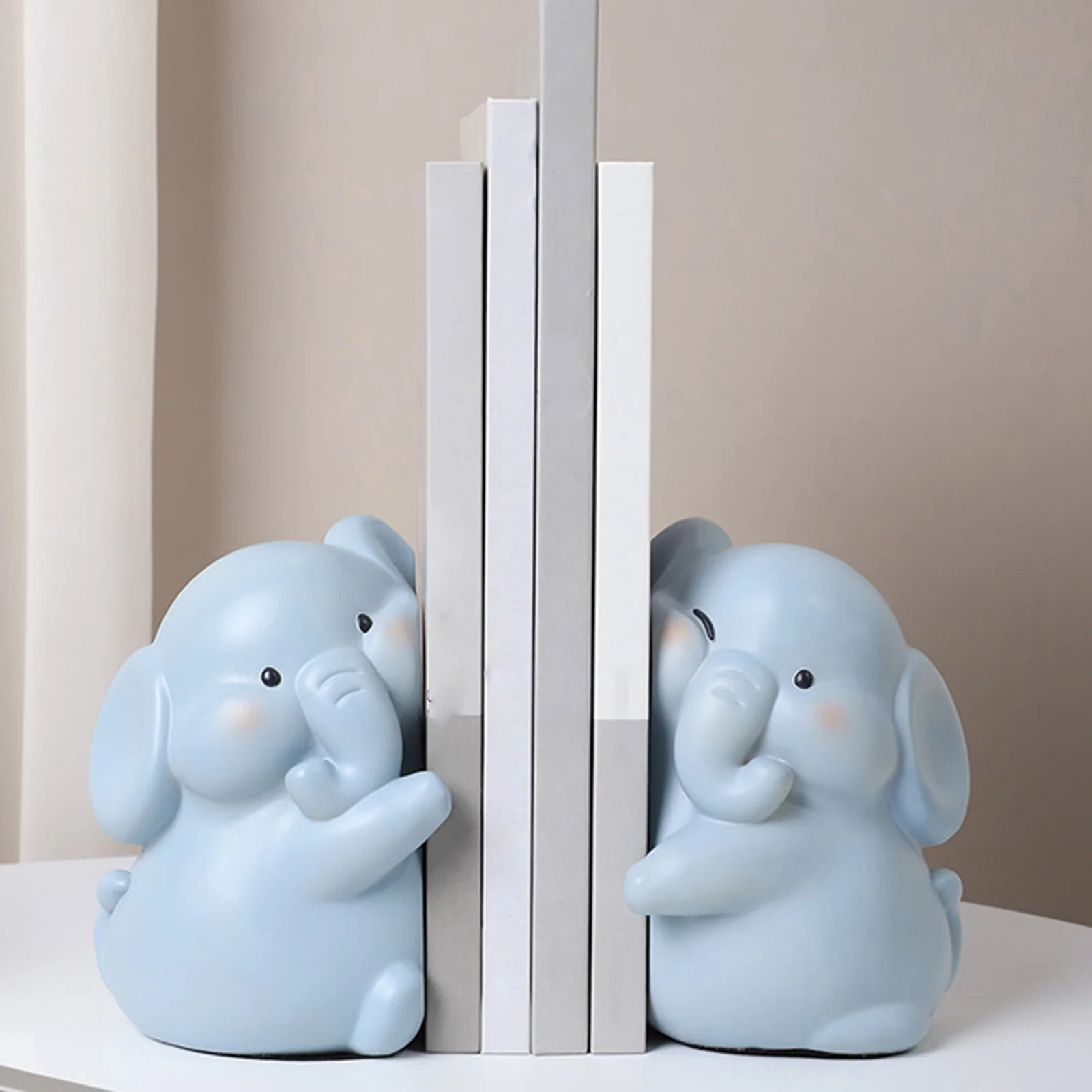 1 Pair Decorative Bookend Figure Anti Slip Sculpture Hugging Bear Statue for Living Room Collectible Bookcase Desktop Ornament