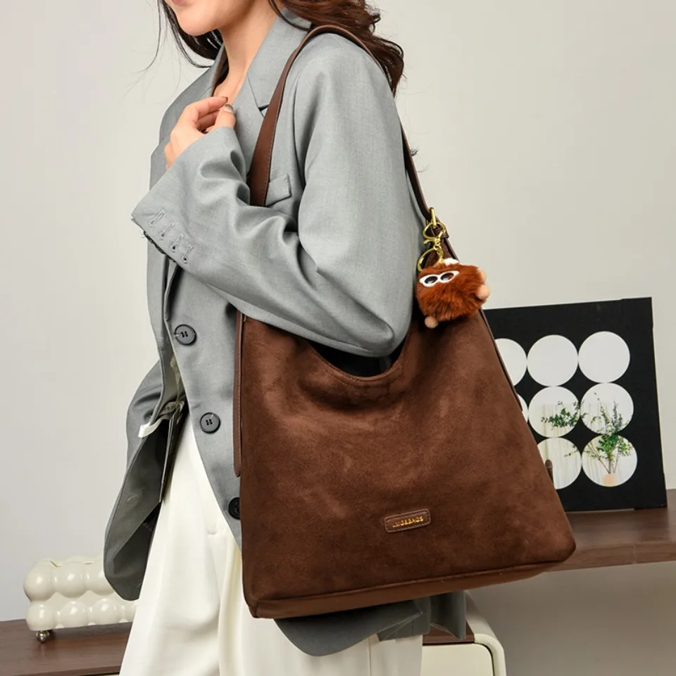 حقيبة هوبو جلد شمواه A4 أصلية