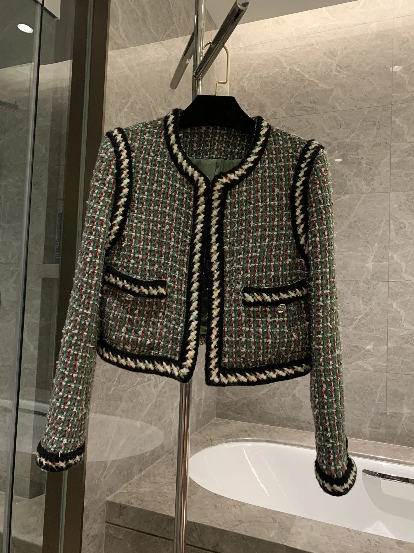 

2023 Winter New Women's Clothing Elegance Retro Ribbon Design 3D Cutting round Collar with Dark Button Short Coat 1014