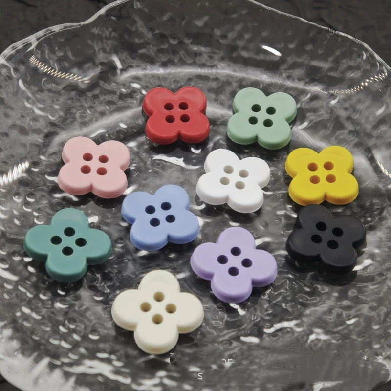 50 Stück gemischte Farben-Cartoon-Harz-Blumenknöpfe mit vier Blütenblättern zum Nähen, Stricken, DIY-Kleidung und Basteln – 15 mm Durchmesser – Detail 3