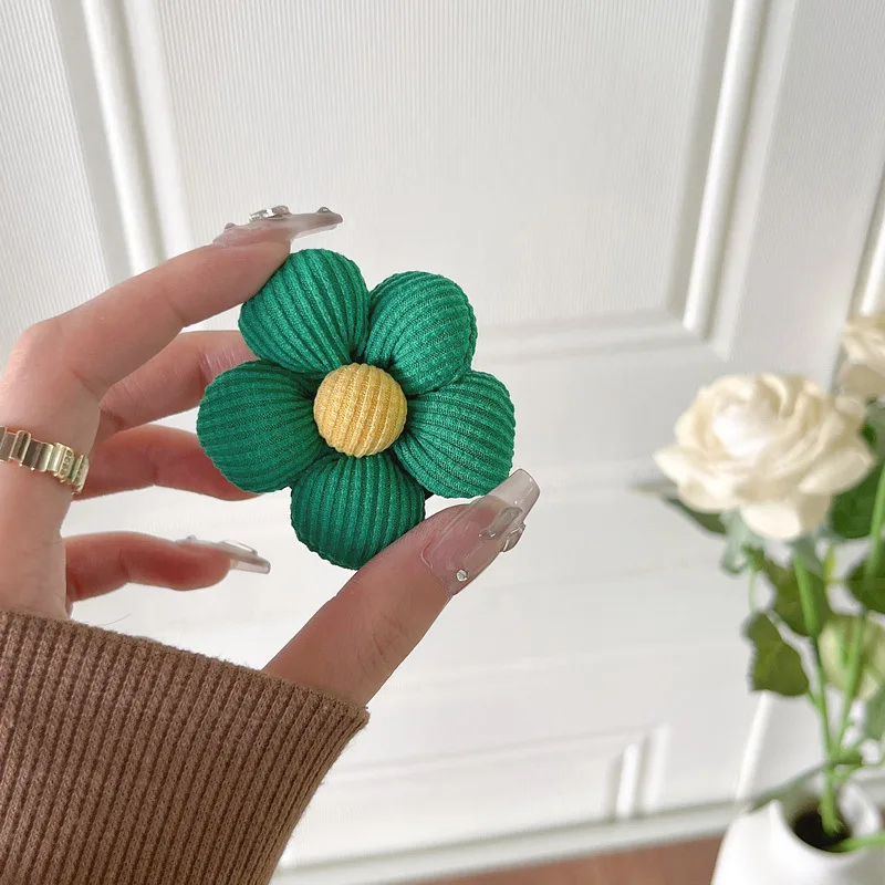 Floral Knitted Finger Grip Phone Holder – Stylish Desktop Stand