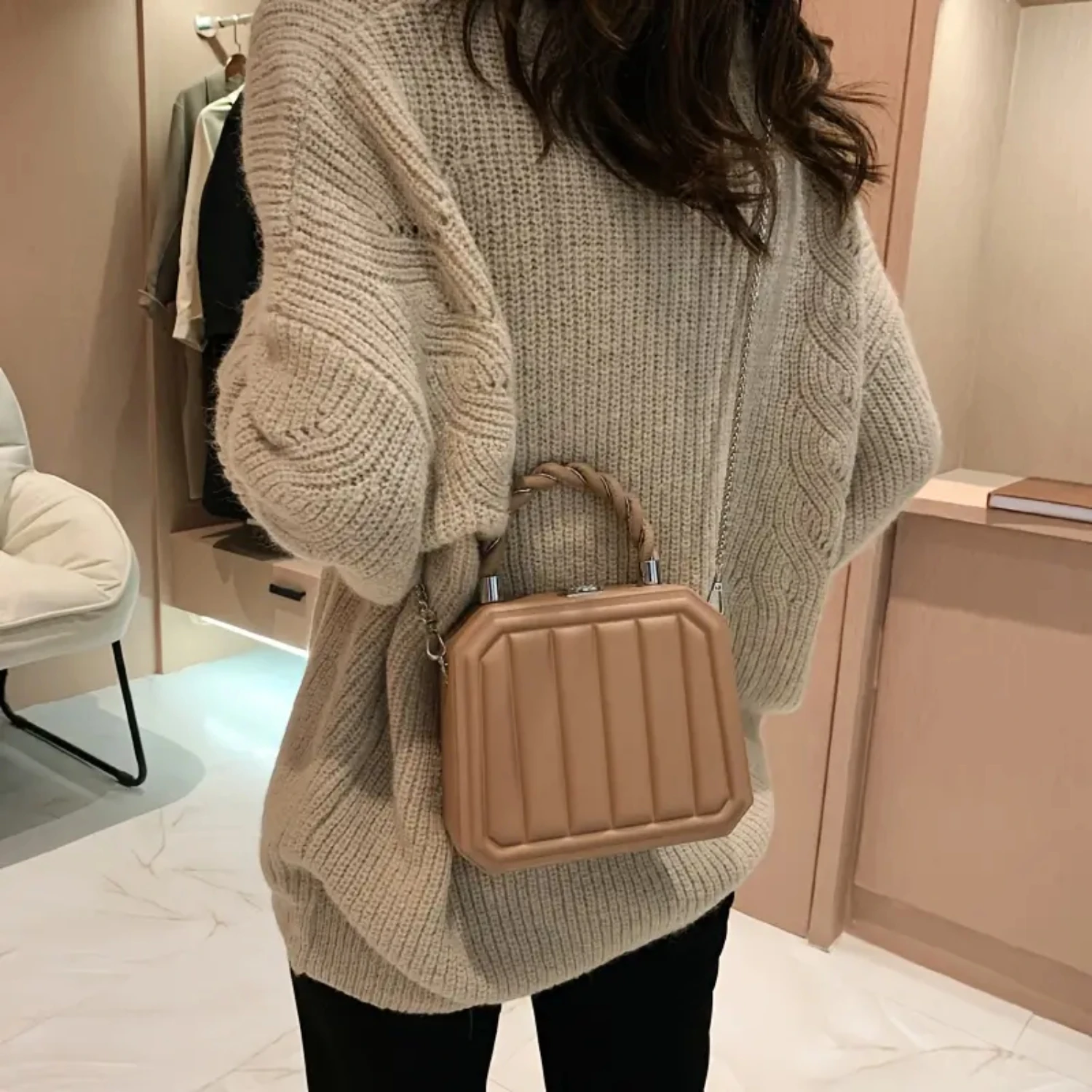 Fashionable Ladies' Trendy Solid Color Faux Leather Purse with Stylish Geometric Embossed Design and Chain Strap for Chic Look