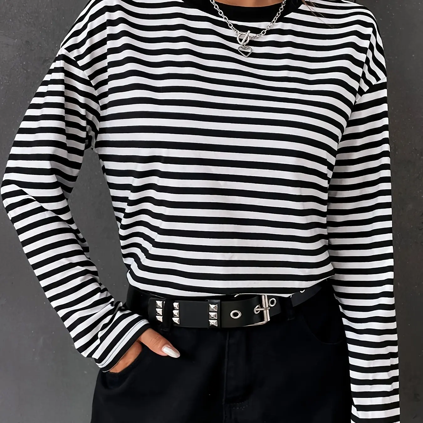 Striped Crew Neck Crew Neck T shirt Casual Long Sleeve Autumn and winter top women's T-shirt loose and comfortable black white 2