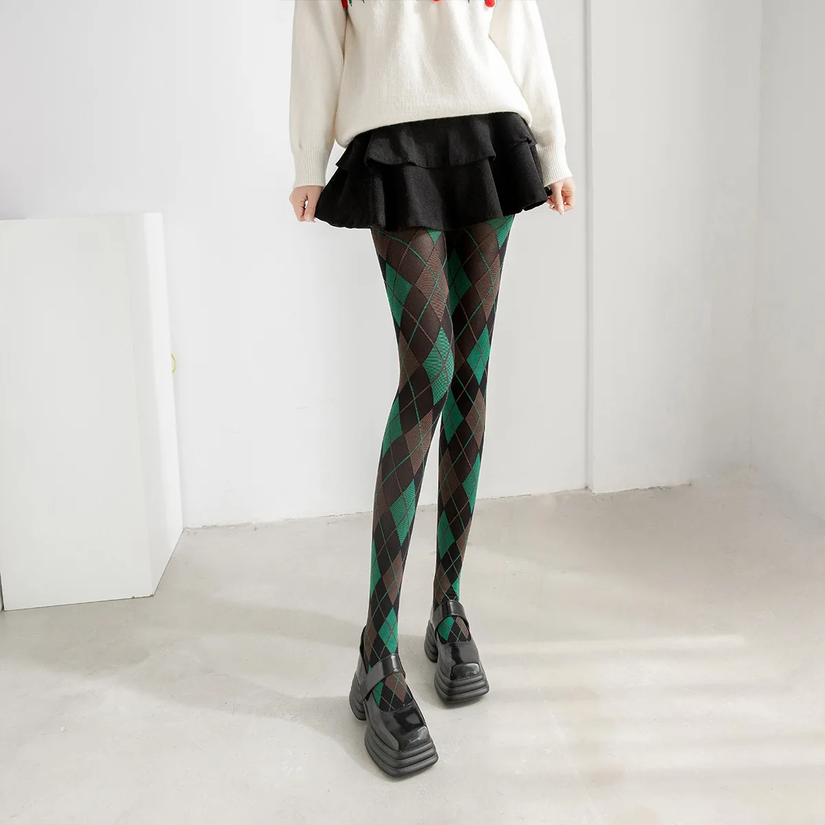 80D Damen-Strumpfhose im Vintage-Retro-Stil im klassischen Stil mit Argyle-Muster, kontrastierendes Rautenformen-Muster, Nylon-Strumpfhose, Paletten-Muster – Detail 4