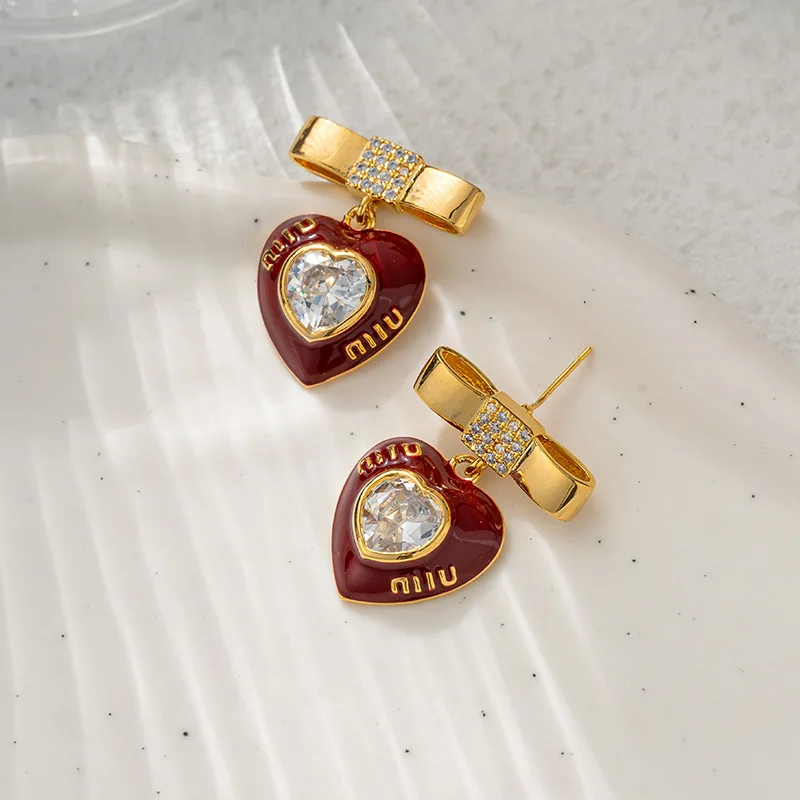 Light luxury fashion love heart earrings for women