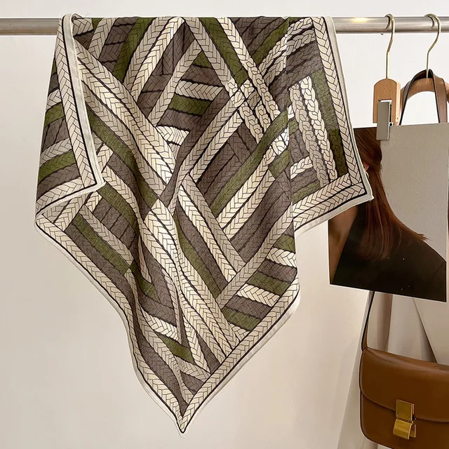 Pañuelo De Seda Batik Hecho A Mano Con Motivos Geométricos | Foto Premium