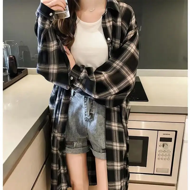 

2024 New Retro Hong Kong Flavor Long Sleeved Checkered Shirt Women's Loose and Lazy Mid Length Shirt Coat Top