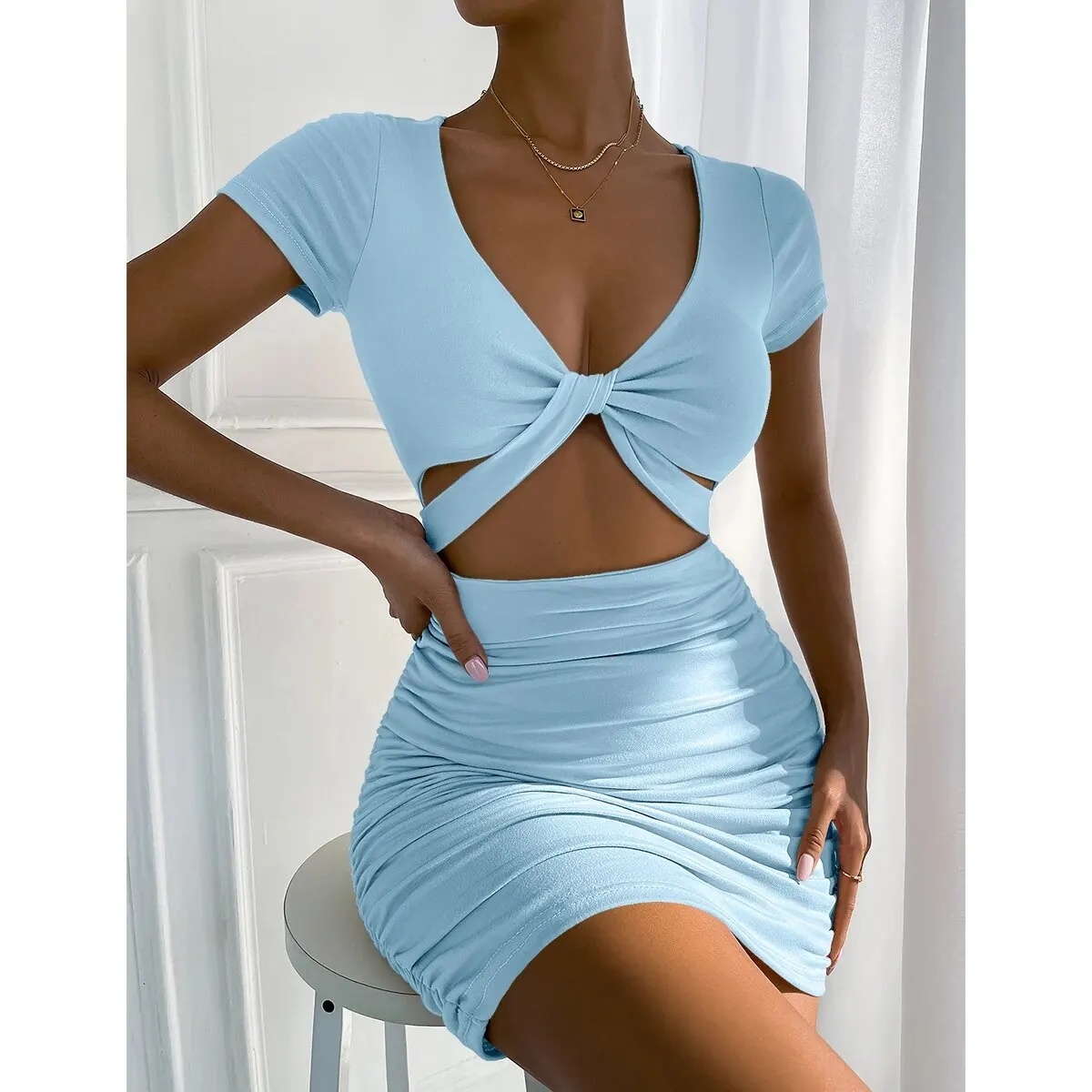 Vestido mini con escote en V y cuerpo plisado con falda circular Atardecer
