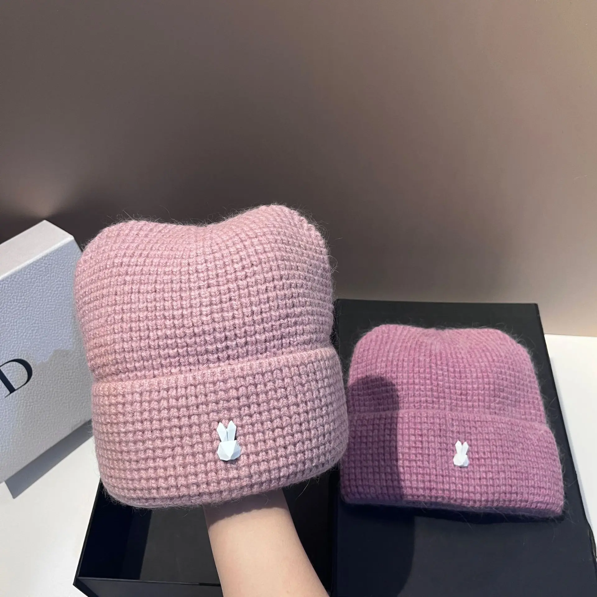 Autunno e inverno nuovo cappello lavorato a maglia in pelliccia di coniglio scozzese moda orecchie di coniglio carino caldo morbido cappello di lana glutinosa da donna
_voghion.com