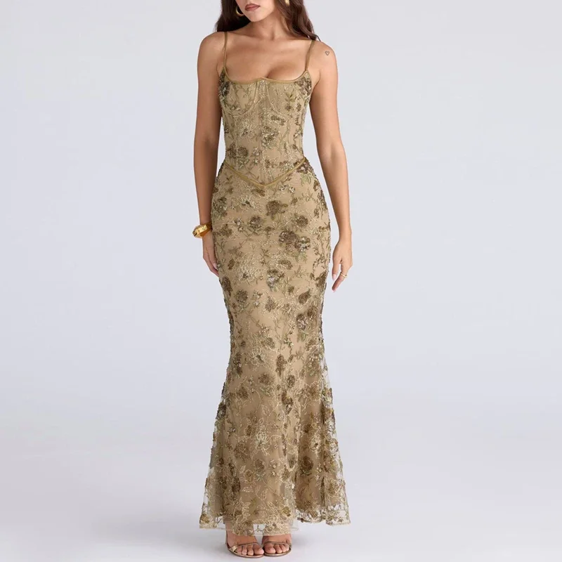 فستان ذهبي بنقشة فاخرة وقصة ميرميد أنيقة