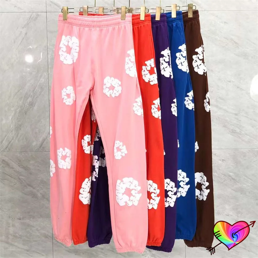 

Full Print Logo DENIM TEARS Sweatpants Men Women 2024 DENIM TEARS The Cotton Wreath Pants Puff Kapok Trousers