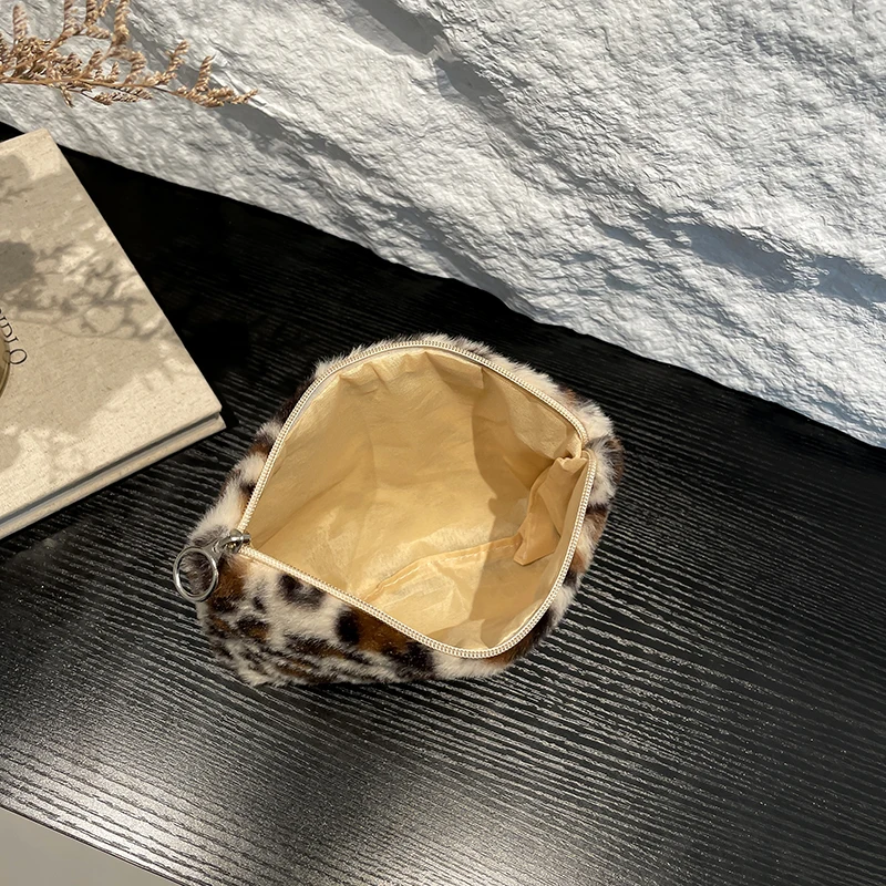 1 Piece Furry Fashion Cosmetic Bag for Women Retro Classic Leopard Print Style Makeup Bag Large Capacity Travel Storage Bag