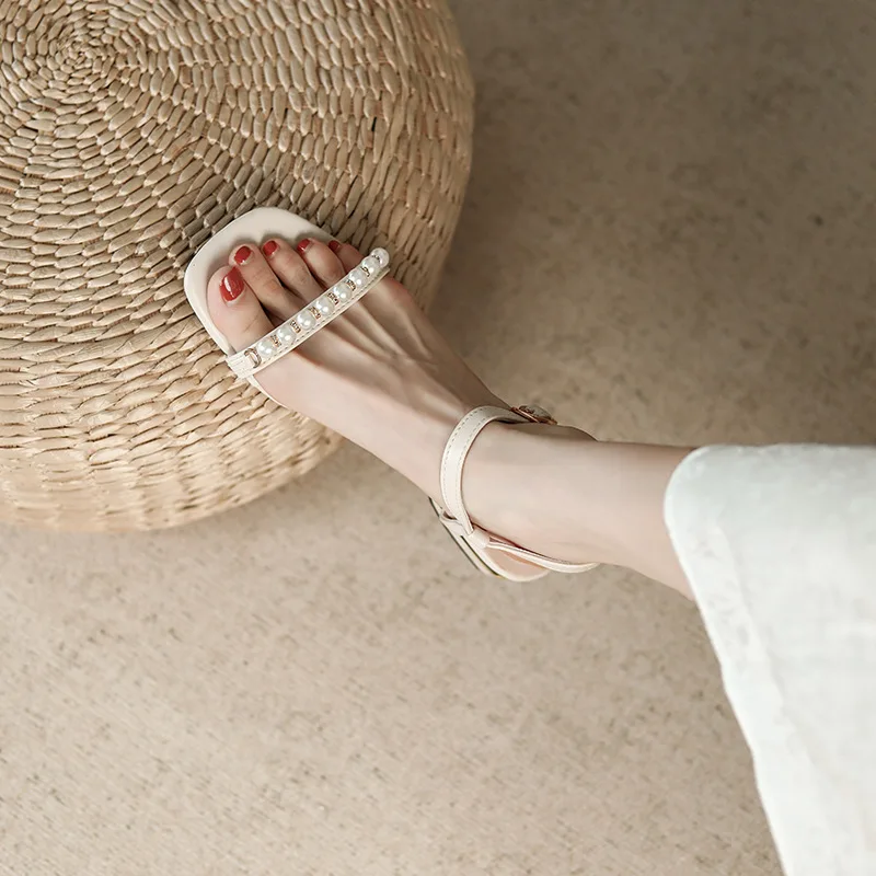 

Женские сандалии на низком каблуке, босоножки в римском стиле с жемчугом, обувь во французском стиле, большой размер 41-43, лето 2023