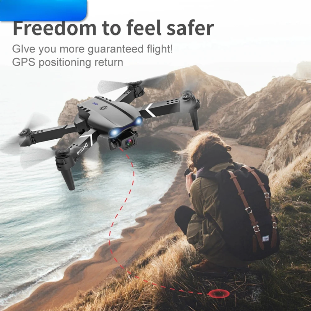Drone Selfie de Poche avec Caméra HD 480P posé sur une main, montrant sa taille compacte