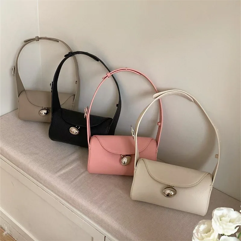 

Black Handheld Bag for Women's 2023 New High Quality and Niche Design Egg Lock Commuter Boston