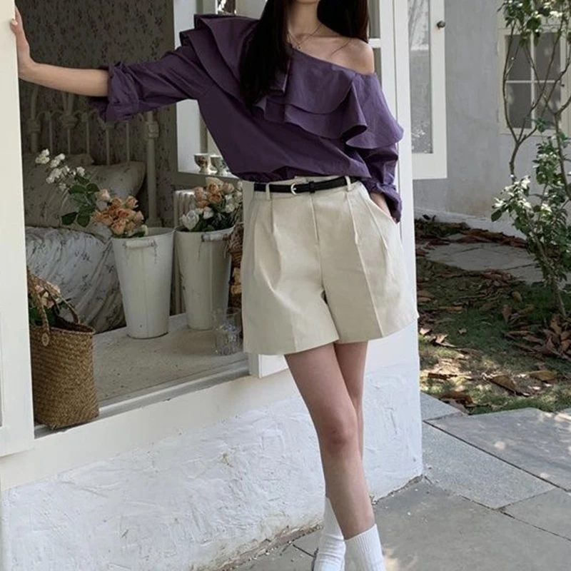 A sense of irregular design for women in shirts; a new versatile long-sleeved pullover short shirt for spring clothes in 2024.