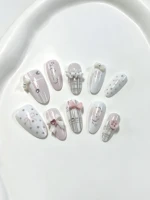 Lot de 10 faux ongles en forme d'amande, style français, avec pois et strass en forme de cœur, ongles à presser doux et délicats, ensemble de nail art à motifs blanc laiteux et gris clair 2