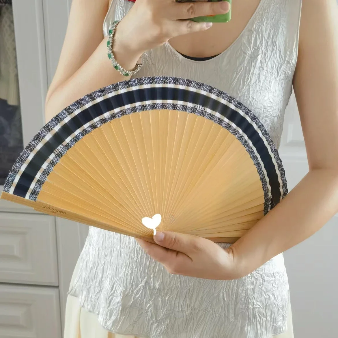 

Paris Folding Fan Wooden Shank Classical Fan High Quality Retro Elegent Female Fan Home Decoration China Limited Edition Gift