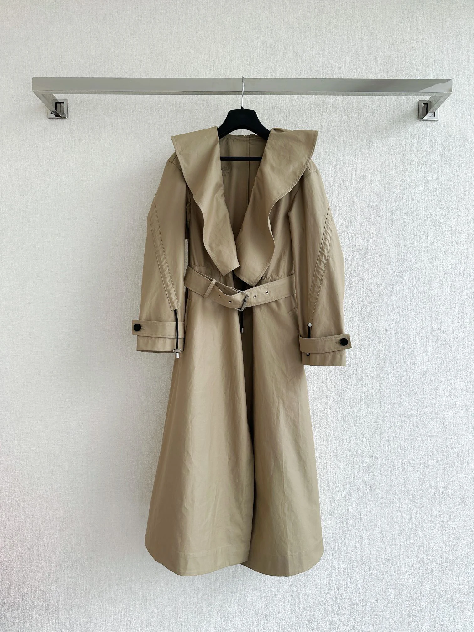 

collar trench coat coat must be dyed fabric, plain texture, feel smooth, firm and crisp