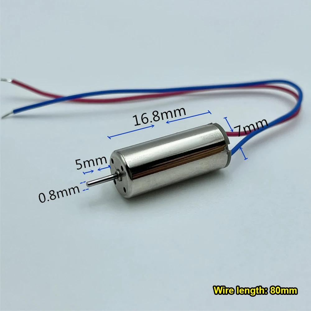 Micro moteur 716 3.7V 52000 tr/min installé dans un drone RC, avec hélices attachées.