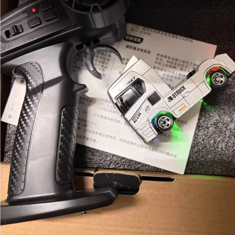 1/64 미니 RC 드리프트 트럭 2.4G 4WD RC 자동차 LED 라이트 15KM/H 고속 레이싱 장난감 멀티플레이어 재미 어린이 생일 선물