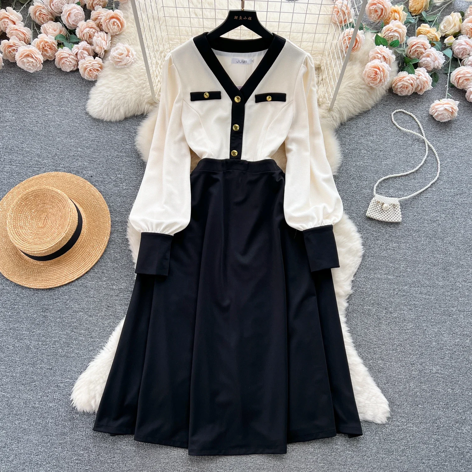 

VANOVICH Autumn and Winter 2023 New French Style Vintage Metal Button V-neck Waist Slim Temperament Pullover A-line Long Dress