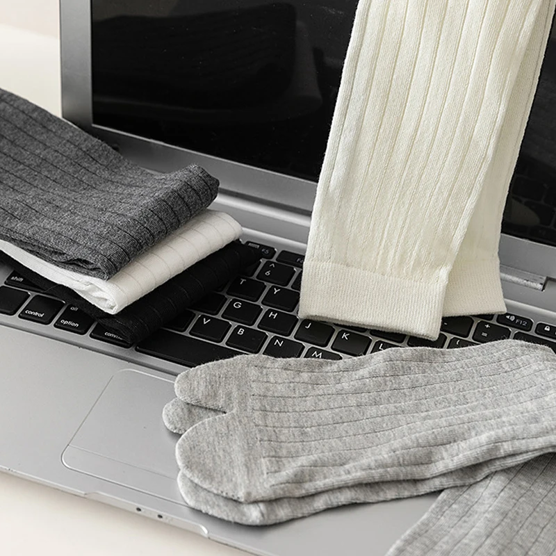 Hochwertige Damen-Socken mit zwei Zehen, einfarbig, schlichte Farbe, bequeme geteilte Zehenpartie, japanische Harajuku-Tabi-Socken. – Detail 20