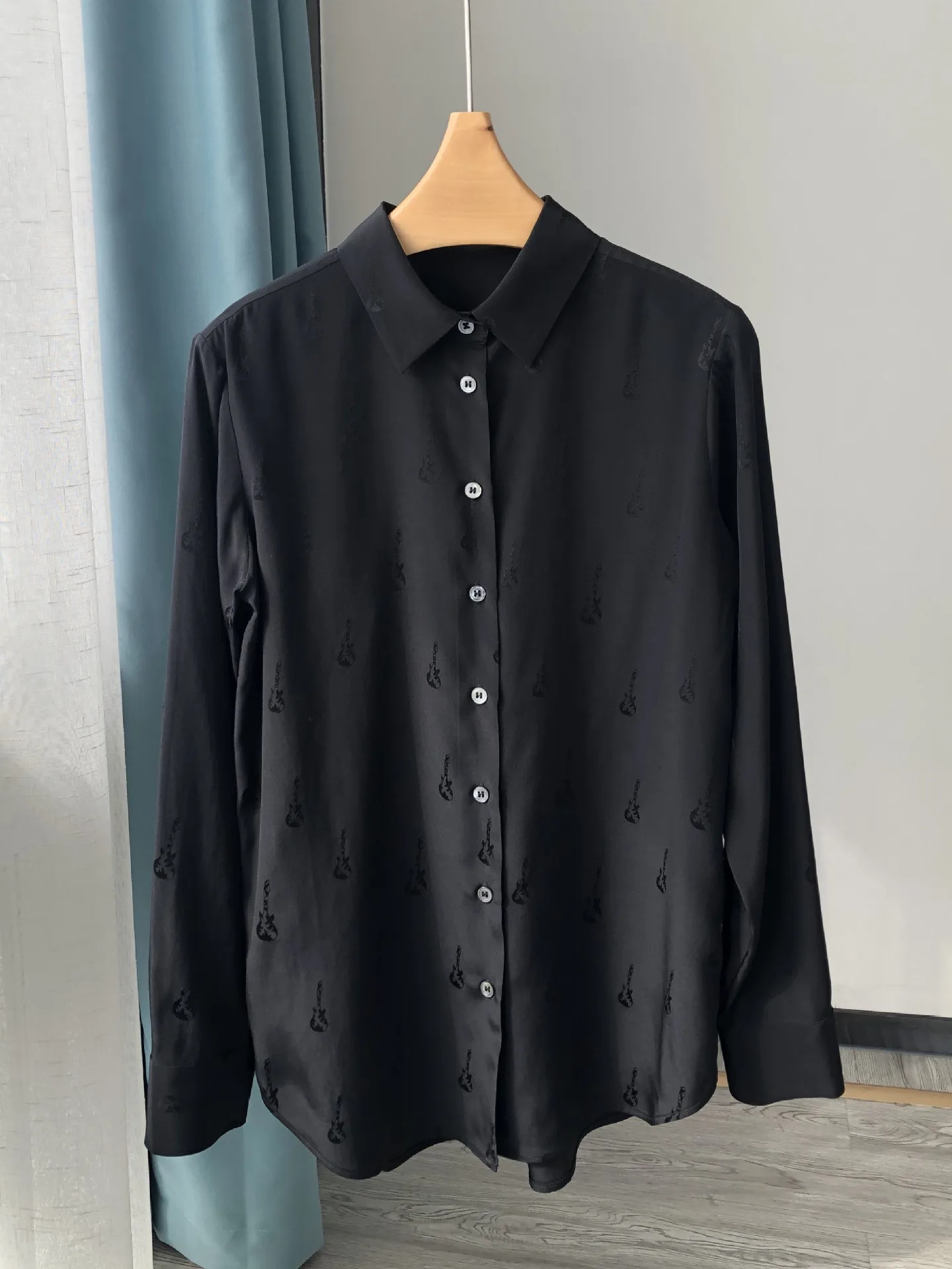 

Women Exquisite Guitar Jacquard Silk Shirt Spring Turn-Down Collar Top Ladies Single Breasted Long Sleeve Soft Black Blouse