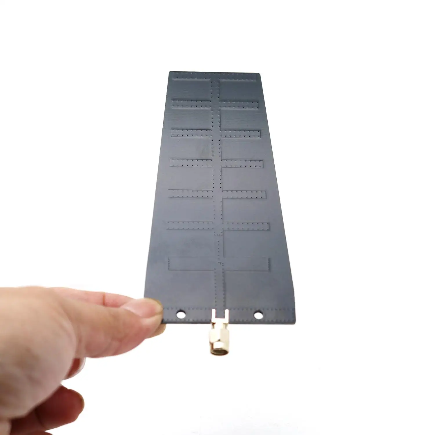 Antenne directionnelle double bande 2.4GHz 12dBi 5.8GHz 3dBi installée sur un mât, orientée pour une couverture optimale.