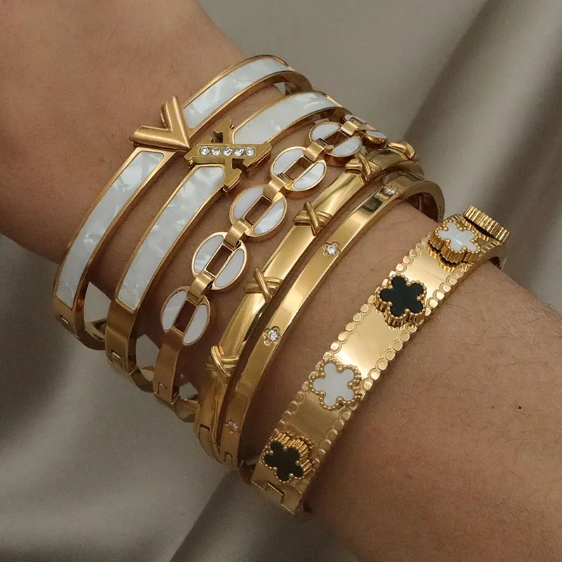 Classic Stainless Steel Letter V Charm Bracelet for Women Metal Flower Bracelets Rust-proof Wrist Jewelry Gift Party