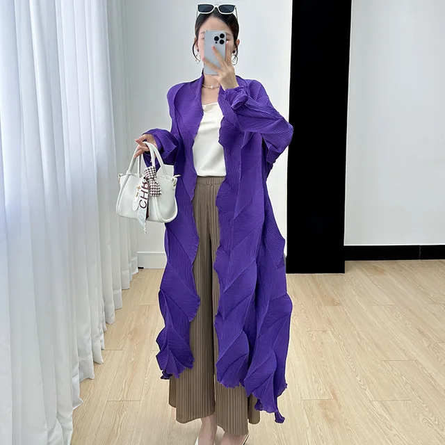 매력적으로 보여주며 날씨 변화에 대비한 세련된 miyake 여성용 주름 트렌치 코트