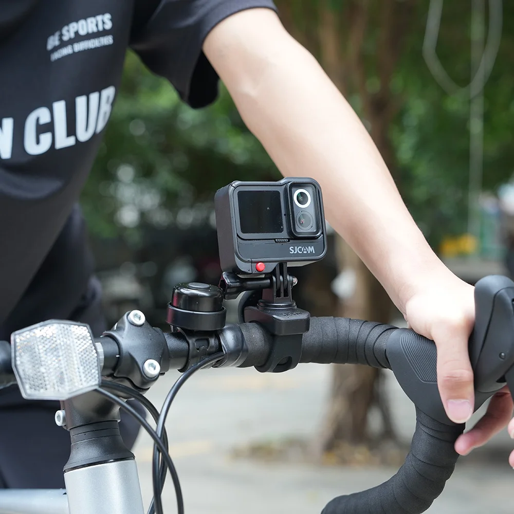 Support fixe pour caméra sportive SJCAM installé sur un guidon de vélo, avec la caméra en position de tournage.