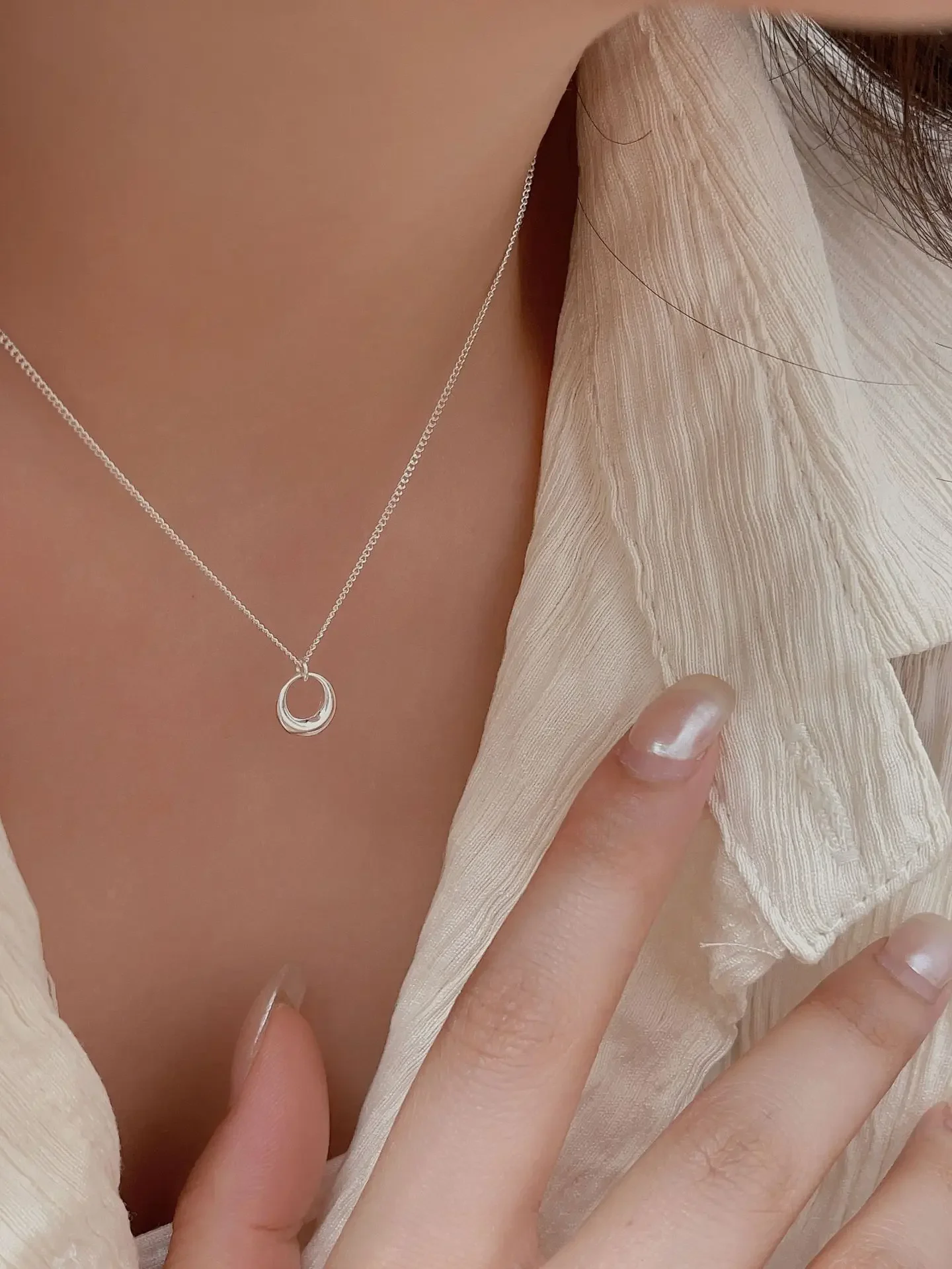 The new European and American s925 silver geometric circle shaped women's necklace is simple, fashionable, and versatile