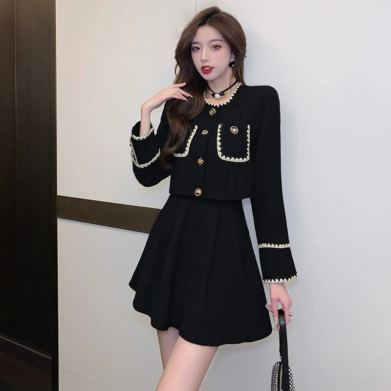 Рисунок 2 - Костюм-двойка с юбкой на пуговицах и длинным рукавом