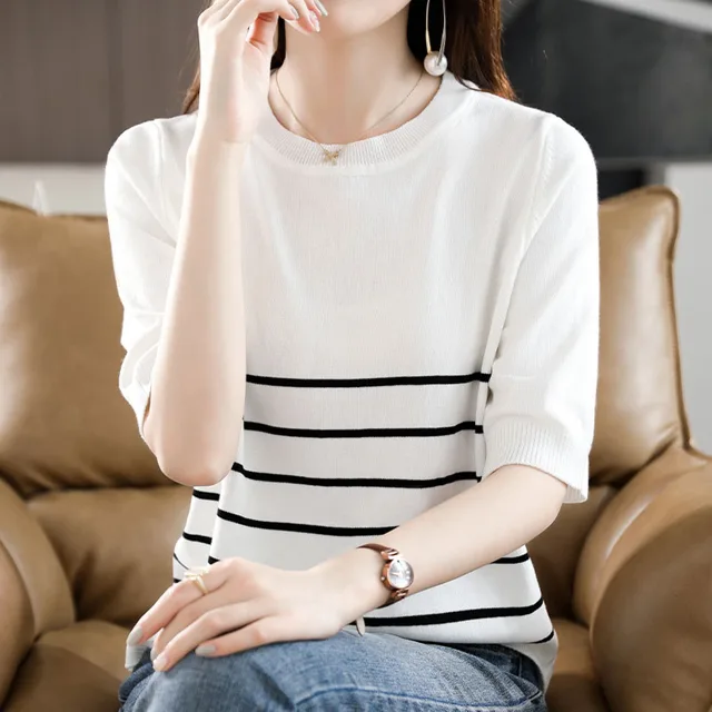 미니멀한 매력과 편안함이 어우러진 젊은 여성을 위한 필수 티셔츠